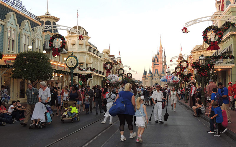 Natal no Magic Kingdom. Acontece a super festa Mickey's Very Merry Christmas Party e muito mais.