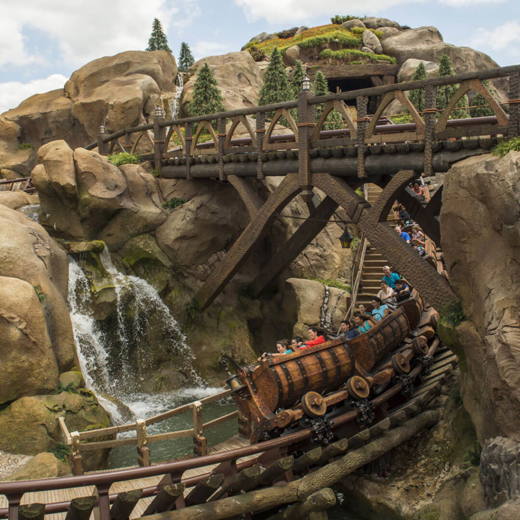 atrações imperdíveis do magic kingdom montanha russa sete anões