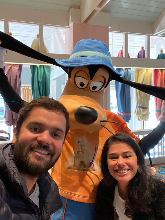 café da manhã com personagens na Disney - Foto com a o Pateta