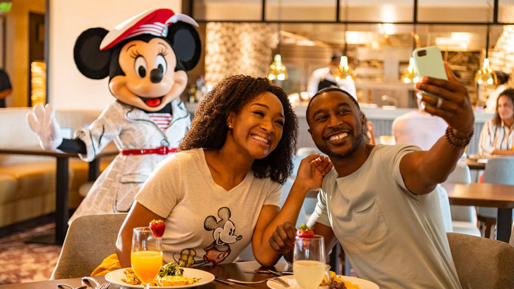reabertura disney refeição com personagens