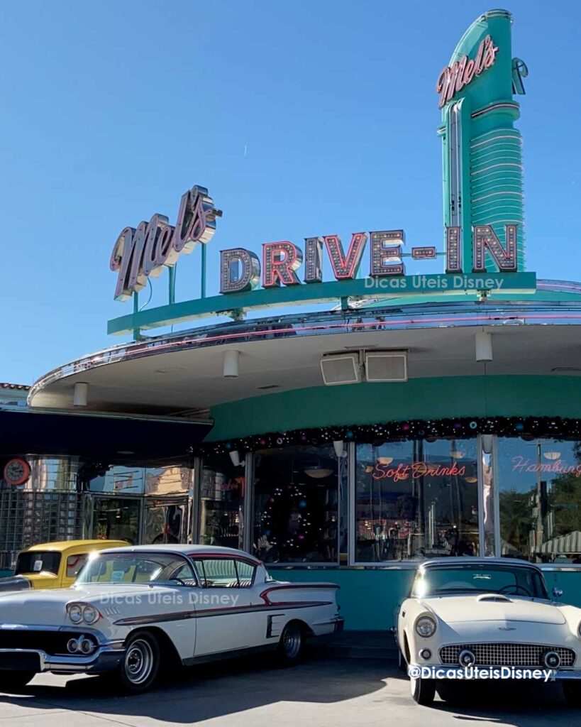 Como são as áreas de Hollywood e World Expo da Universal Studios restaurante Mels Drive In