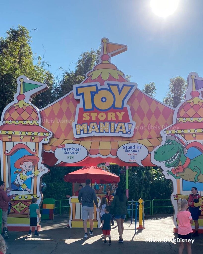 Como é a área Toy Story Land no Hollywood Studios woody lunch box Toy Mania