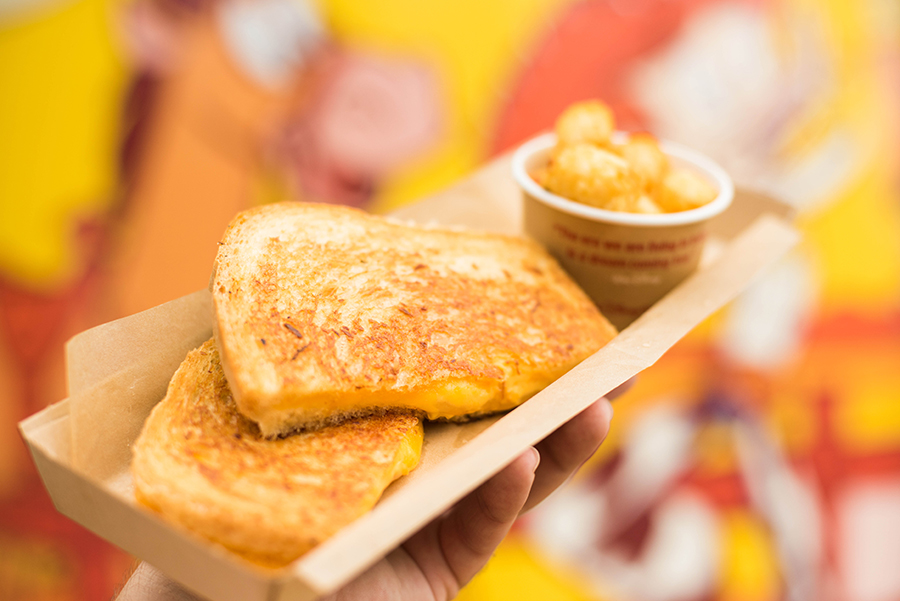 Como é a área Toy Story Land no Hollywood Studios woody lunch box Grilled Three-Cheese Sandwich sanduiche de queijo