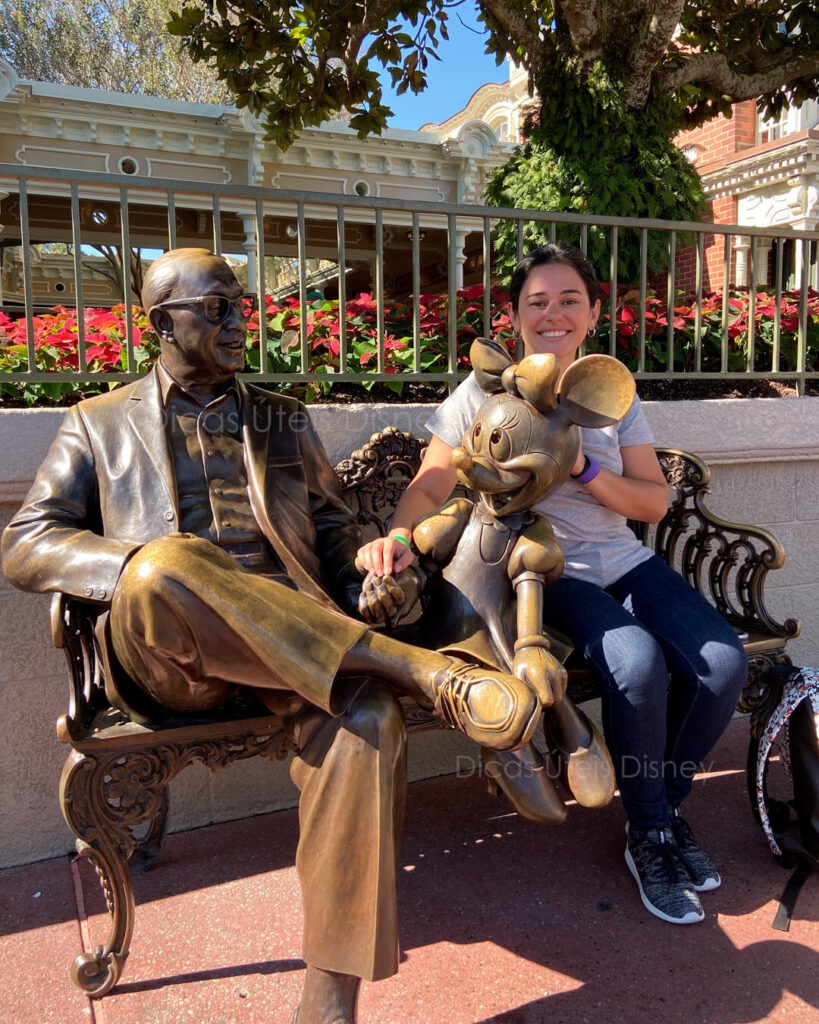 Como é a Main Street no Magic Kingdom Estátua Roy Disney