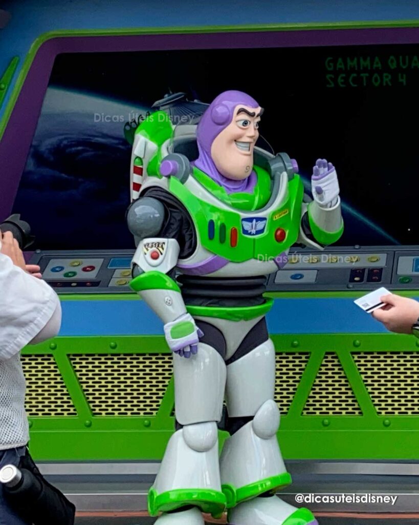 Como é a área Tomorrowland do parque Magic Kingdom Personagem Buzz Ligjtyear's