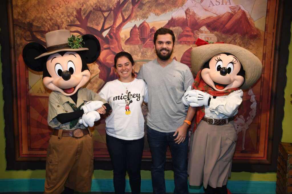 como-area-discovery-island-animal-kingdom-disney-memorymaker-photopass-adventures-outpost-foto-mickey-e-minnie-dicas-uteis-disney