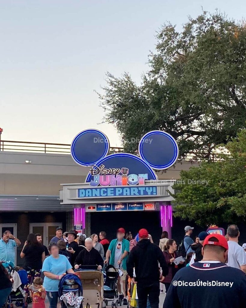 Como é a Animation Courtyard no Hollywood Studios Disney Junior Dance Party Entrada