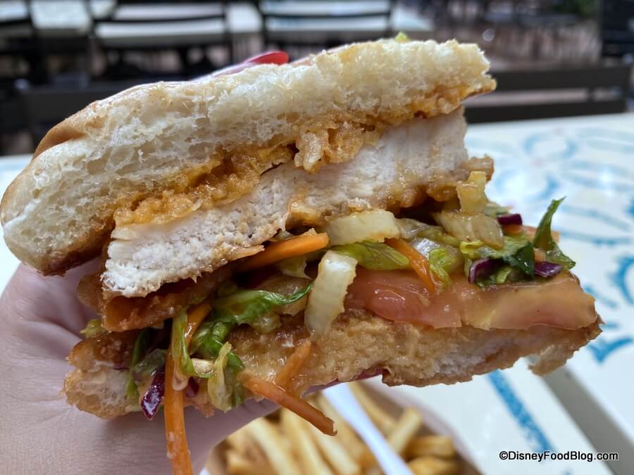 como-e-area-asia-animal-kingdom-restaurante-yak-yeti-cafe-dicas-uteis-disney-korean-fried-chicken-sandwich-and-fries