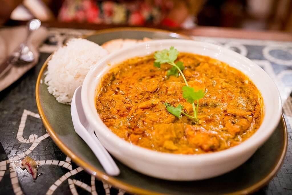 como-e-area-asia-animal-kingdom-restaurante-yak-yeti-dicas-uteis-disney-chicken-tikka-masala