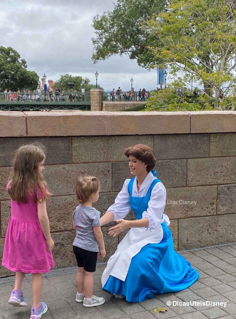como-e-area-world-showcase-epcot-franca-princesa-bella-personagens-dicas-uteis-disney