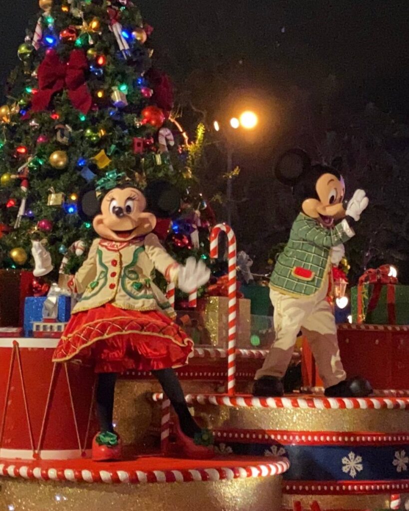 Mickey e Minnie no desfile da festa de natal do Magic Kingdom 2026