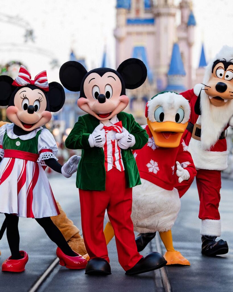 Personagens na festa de natal do Magic Kingdom 2026