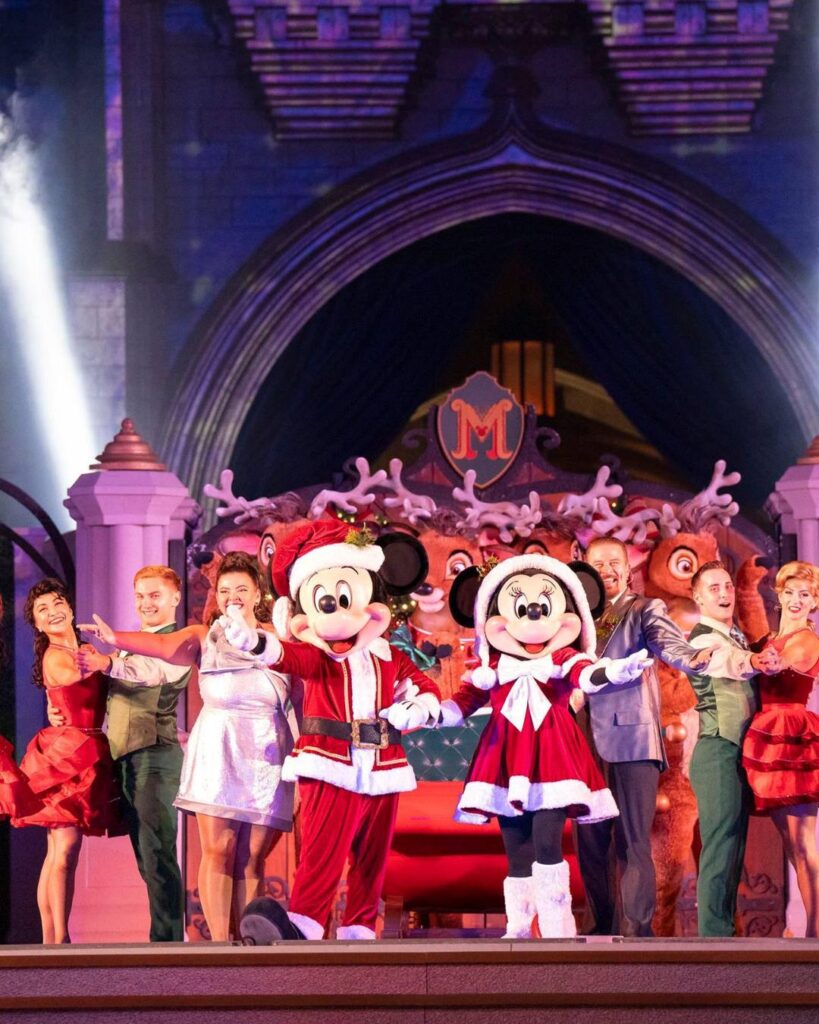 Imagem Mickey e Minnie no show do castelo durante a festa de natal do Magic Kingdom 2026 