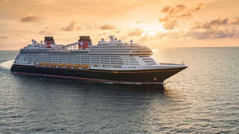 Família brasileira no convés do navio Disney Cruise Line no primeiro cruzeiro — dicas essenciais