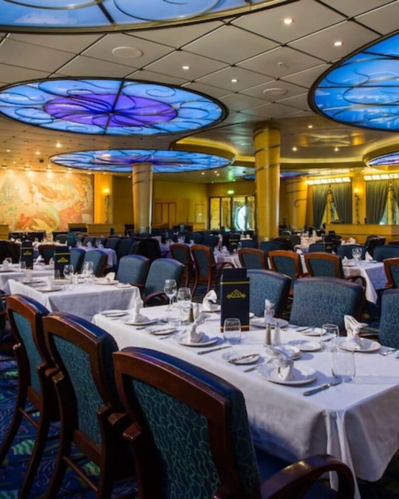 Jantar rotacional no restaurante do navio Disney com personagens